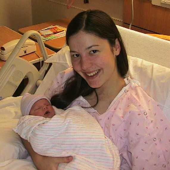 03 11  8  Lorena and first baby after the birth, in hospital red35pct crpd